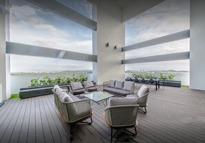 Luxe resortwoning, 3 slaapkamers, sauna, uitzicht op de stad | Terras
