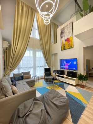 Luxe resortwoning, 3 slaapkamers, sauna, uitzicht op de stad | Woonruimte | Een 60-inch smart-tv met digitale zenders, televisie en speelgoed