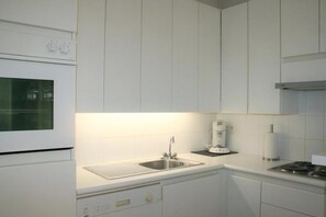 Fridge, oven, stovetop, dishwasher