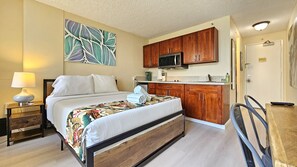 Desk, iron/ironing board, free WiFi, bed sheets - ⛱ Close to Beach Queen Studio with Balcony & Pool- Waikiki Grand Hotel® (Honolulu)