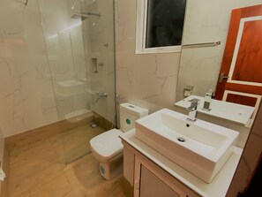 Habitación Deluxe doble | Baño | Artículos de higiene personal gratuitos y toallas