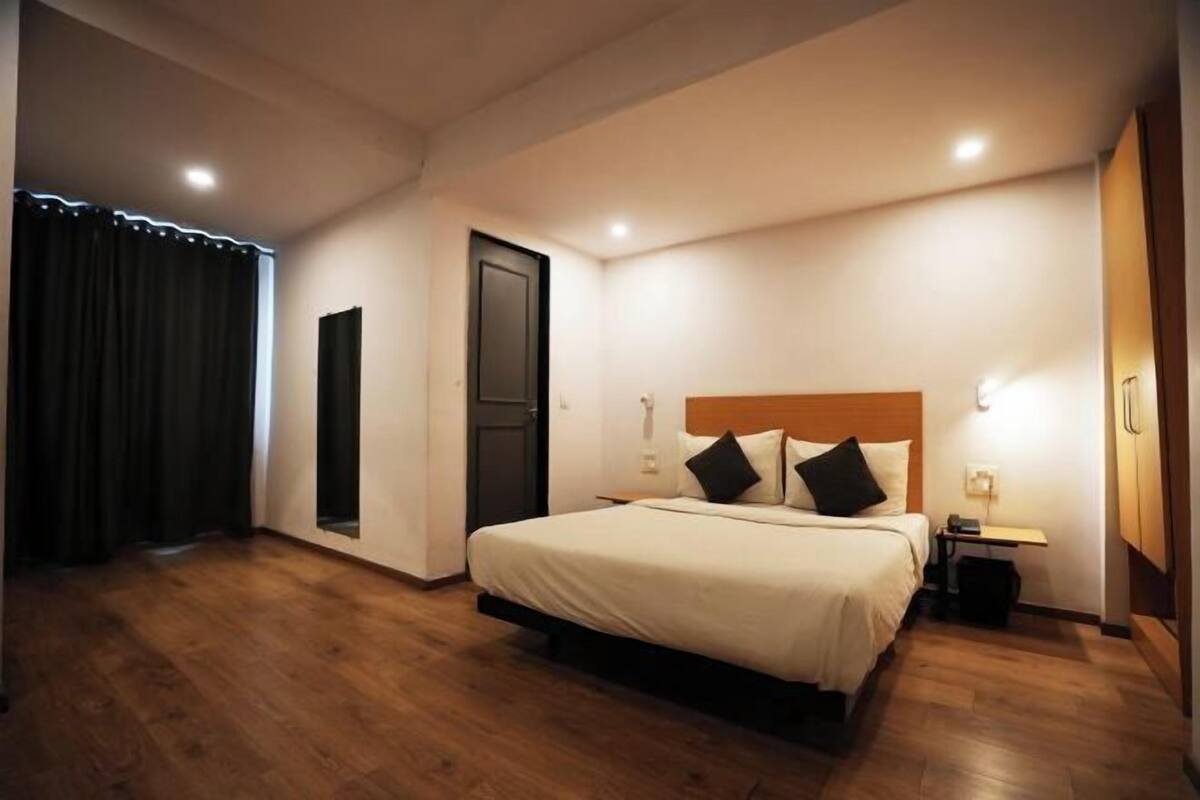 Desk, iron/ironing board (on request), WiFi (free), bed sheets