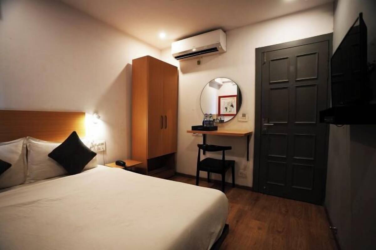 Desk, iron/ironing board (on request), WiFi (free), bed sheets