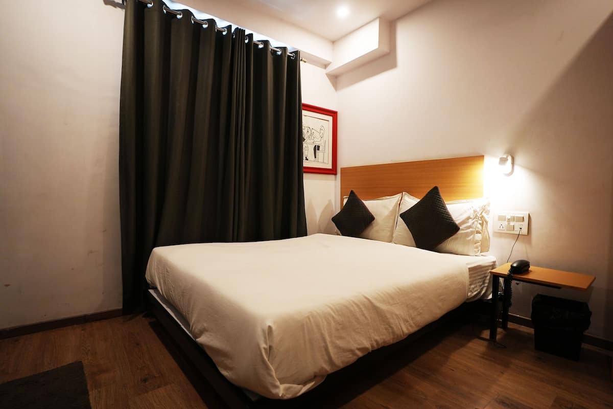 Escritorio, tabla de planchar con plancha, wifi gratis y ropa de cama