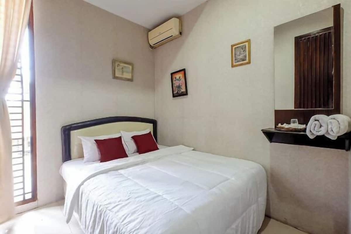Desk, iron/ironing board (on request), free WiFi, bed sheets