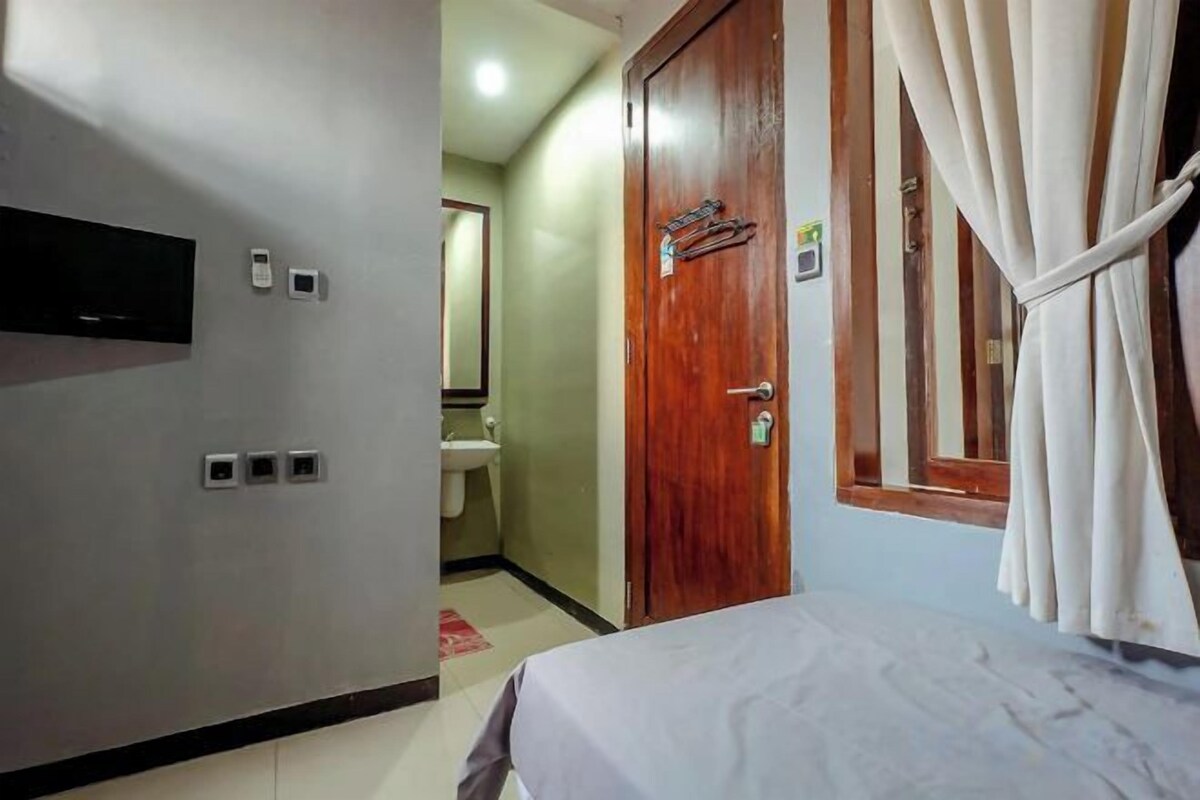 Desk, iron/ironing board (on request), free WiFi, bed sheets
