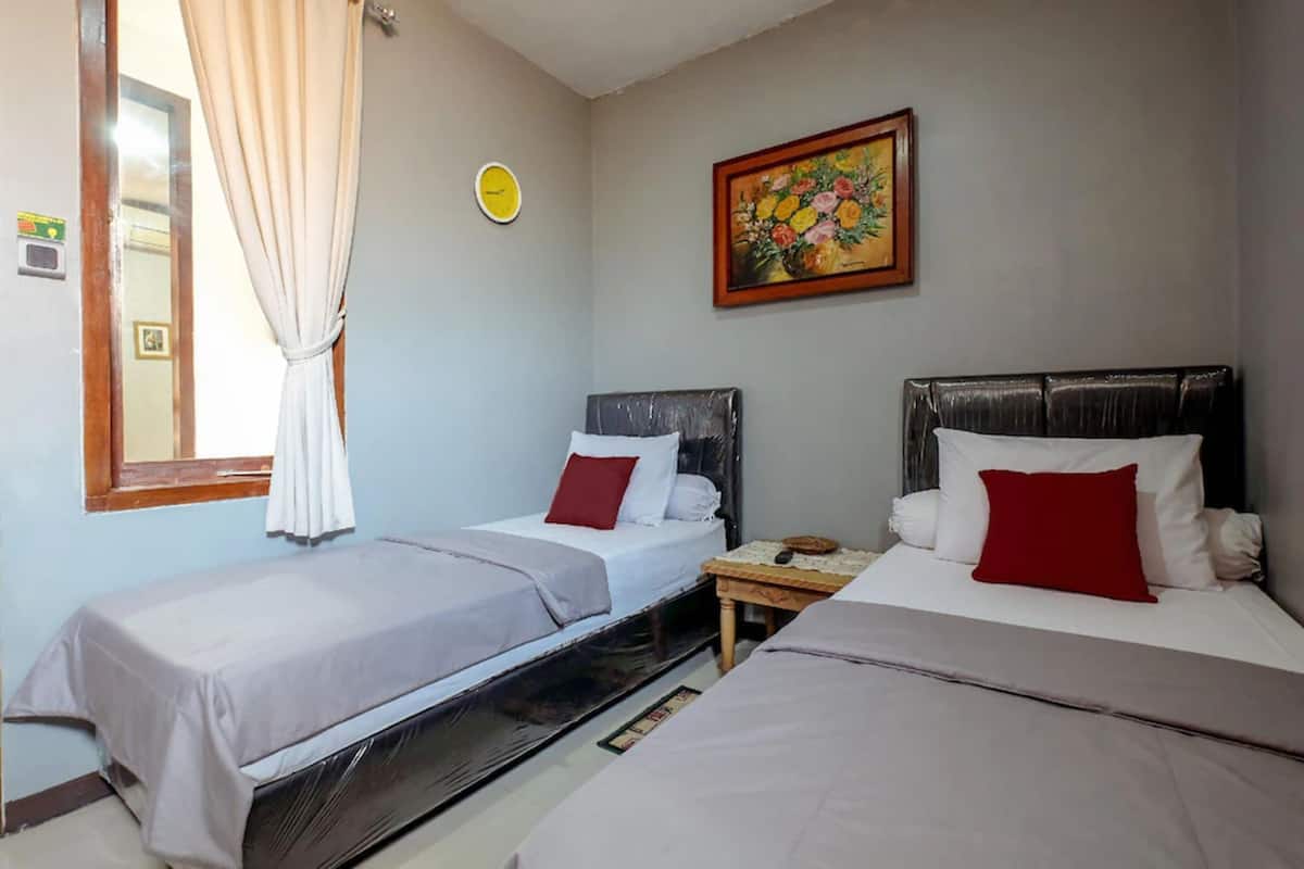 Habitación estándar con 2 camas individuales | Escritorio, tabla de planchar con plancha, wifi gratis y ropa de cama