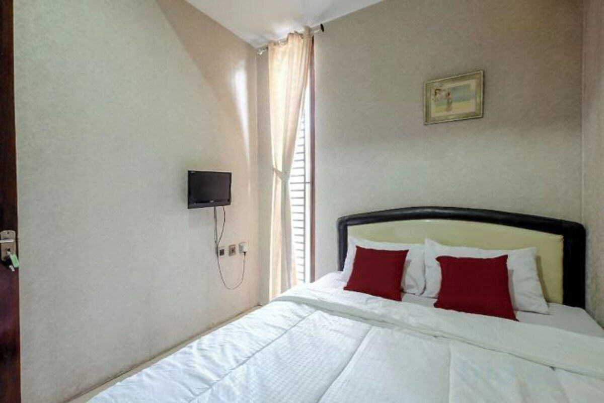 Desk, iron/ironing board (on request), free WiFi, bed sheets