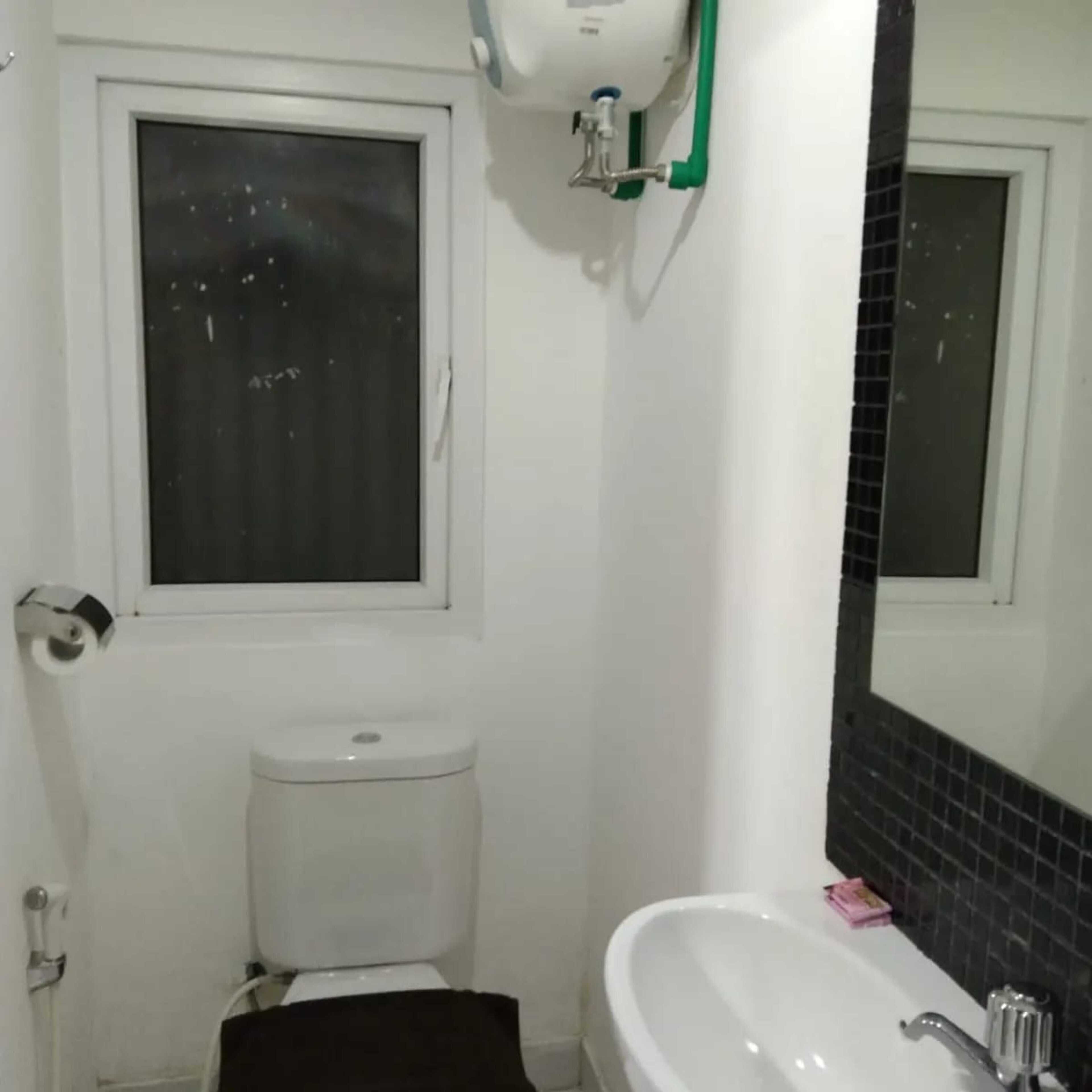 Shower, rainfall showerhead, free toiletries, towels