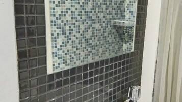 Shower, rainfall showerhead, free toiletries, towels