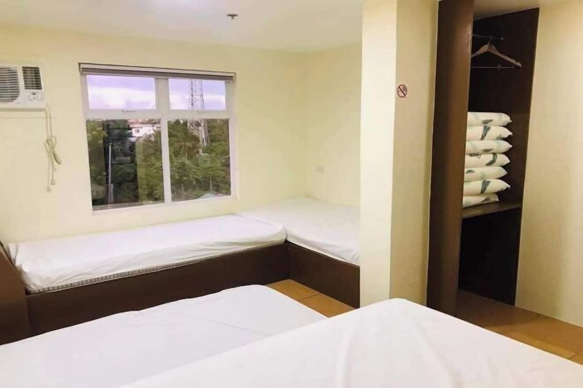 1 bedroom, bed sheets