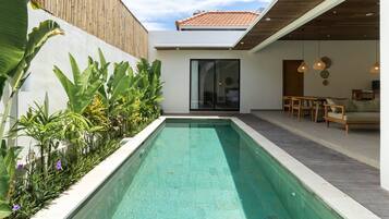 Hồ bơi ngoài trời