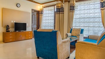 Luxury Room | 1 bedroom, in-room safe, desk, iron/ironing board