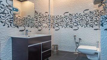 Luxury Room | Bathroom | Shower, rainfall showerhead, free toiletries, hair dryer