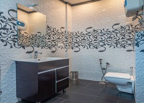 Chambre luxueuse | Salle de bain | Douche, douche cascade, articles de toilette (gratuits)
