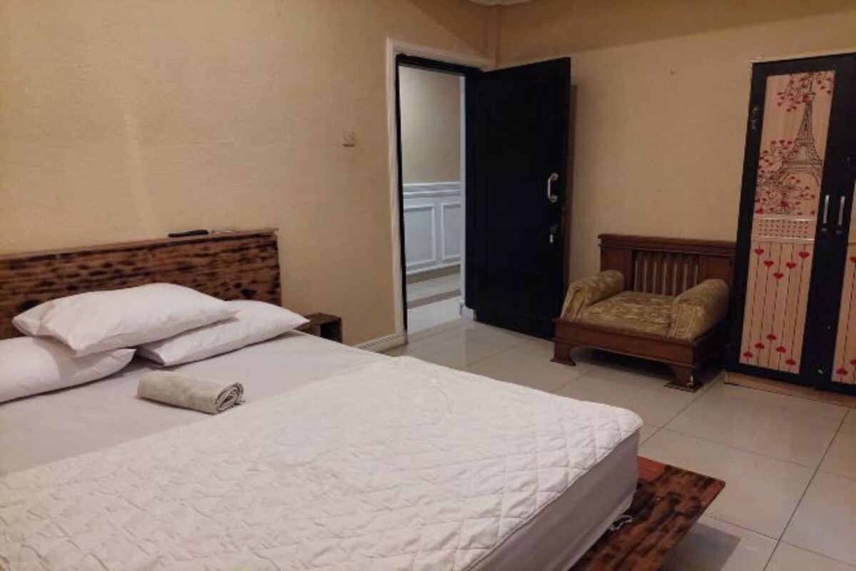 Desk, free WiFi, bed sheets