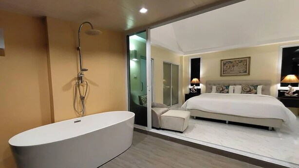 Een moderne badkamer met een ruime badkuip en douche.