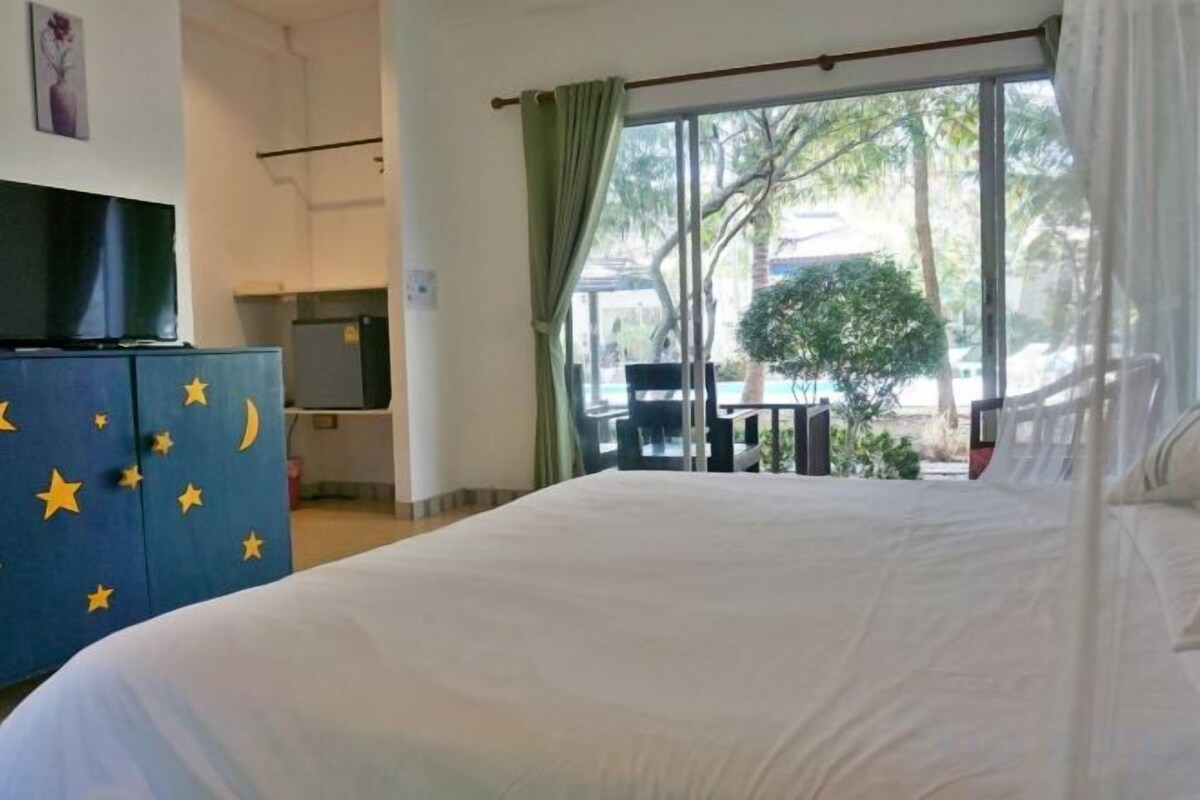 Escritorio, wifi gratis, ropa de cama