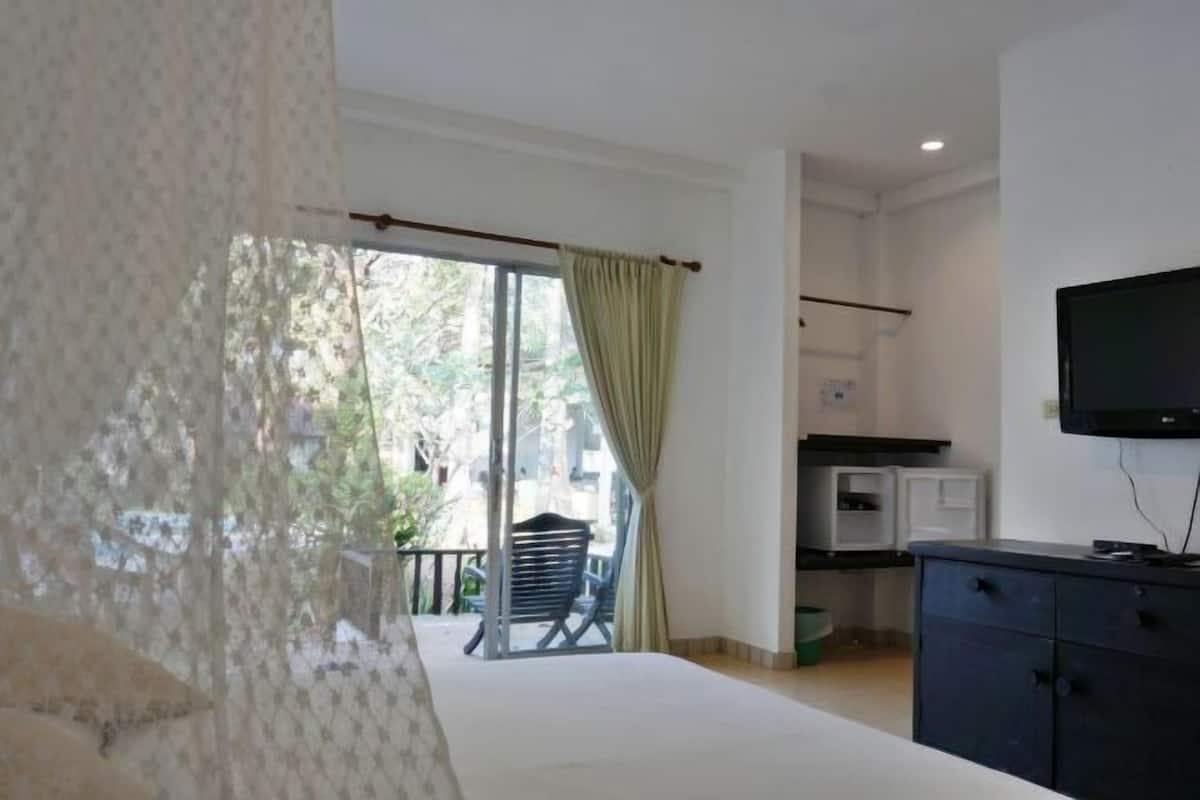 1 bedroom, desk, free WiFi, bed sheets