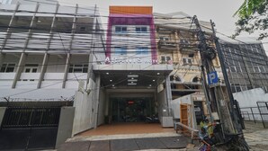 Entrada de un hotel con un letrero que dice "ARANS HOTEL".