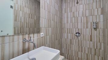 Superior Room | Bathroom | Shower, rainfall showerhead, free toiletries, slippers