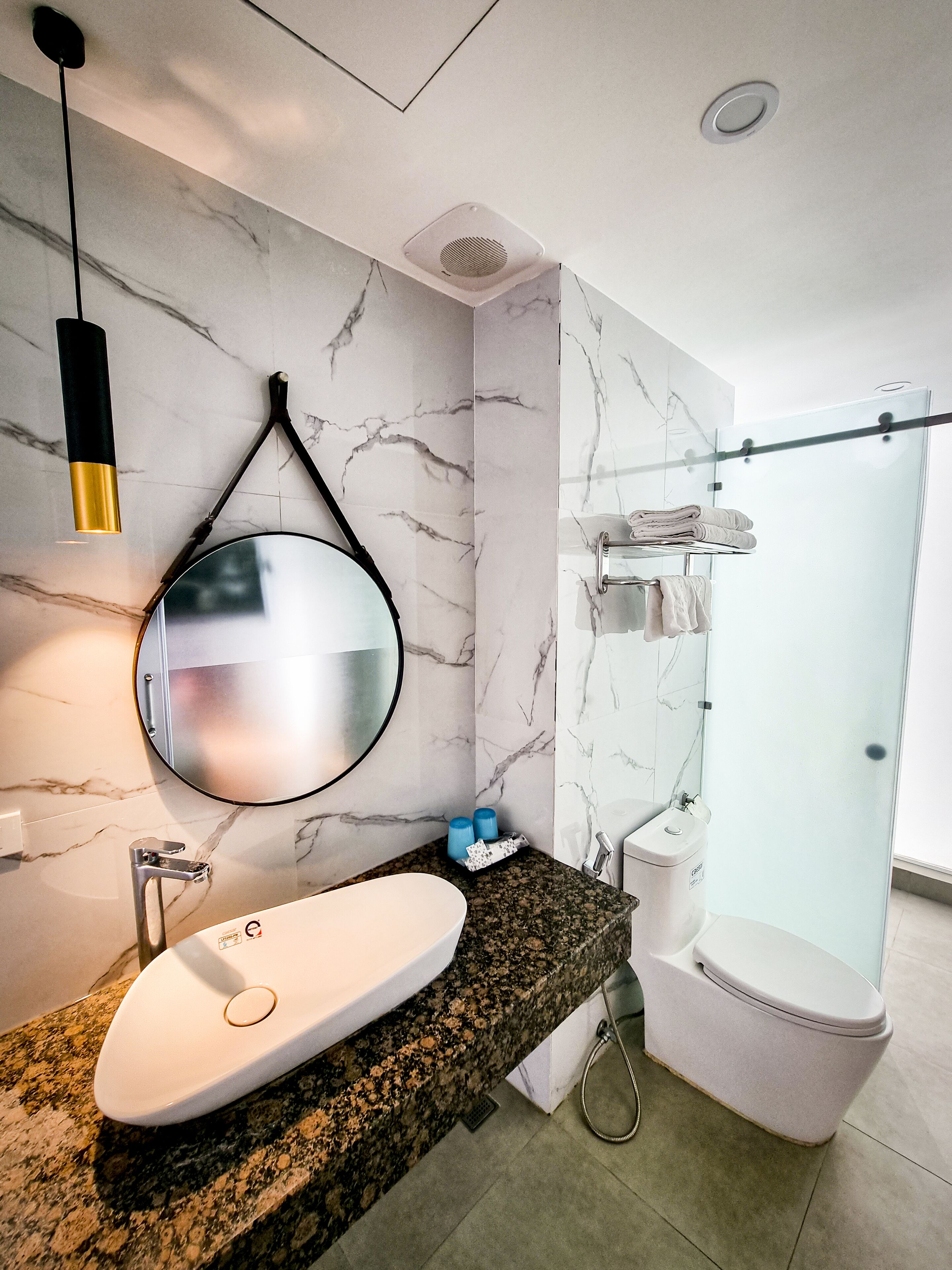 Shower, hydromassage showerhead, free toiletries, hair dryer