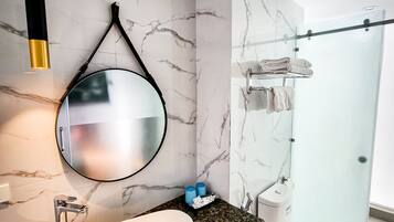 Shower, hydromassage showerhead, free toiletries, hair dryer