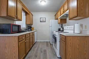 Kühlschrank, Mikrowelle, Ofen, Geschirrspüler