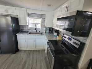 Frigorifero, microonde, forno, piano cottura