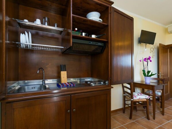 Réfrigérateur, vaisselle et ustensiles