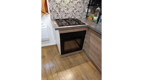 Een koelkast, een magnetron, een oven, een kookplaat