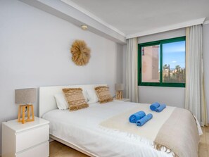 2 habitaciones, escritorio y tabla de planchar con plancha 