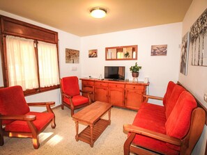 TV - Wonderful private villa for 10 guests with private pool, WIFI, TV, terrace and pets allowed (Torroella De Montgrí)
