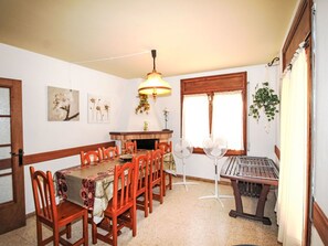 Dining - Beautiful private villa for 10 people with WIFI, private pool, TV, terrace and pets allowed (Torroella De Montgrí)