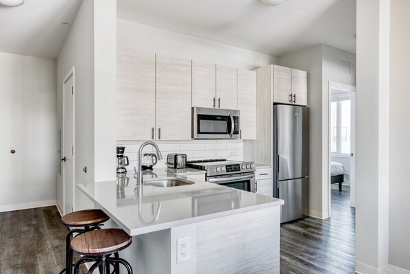 Réfrigérateur, micro-ondes, four, plaque de cuisson