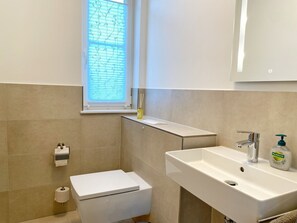 Shower, hair dryer, towels - Vacation home "Distelfink" in Dranske / Lancken - thatched roof house with Bodden view, (Dranske)