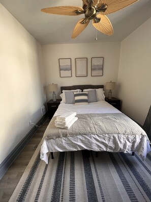 2 bedrooms, WiFi, bed sheets - Coastal Farmhouse 2 bedroom walk to the falls (Niagara Falls)