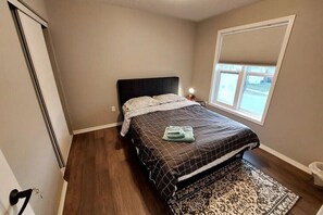 4 bedrooms, desk, iron/ironing board, travel crib