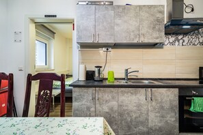 Kjøleskap, mikrobølgeovn, ovn og kokeplater