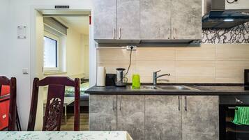 KylskÄp, mikrovÄgsugn, ugn och spishÀll