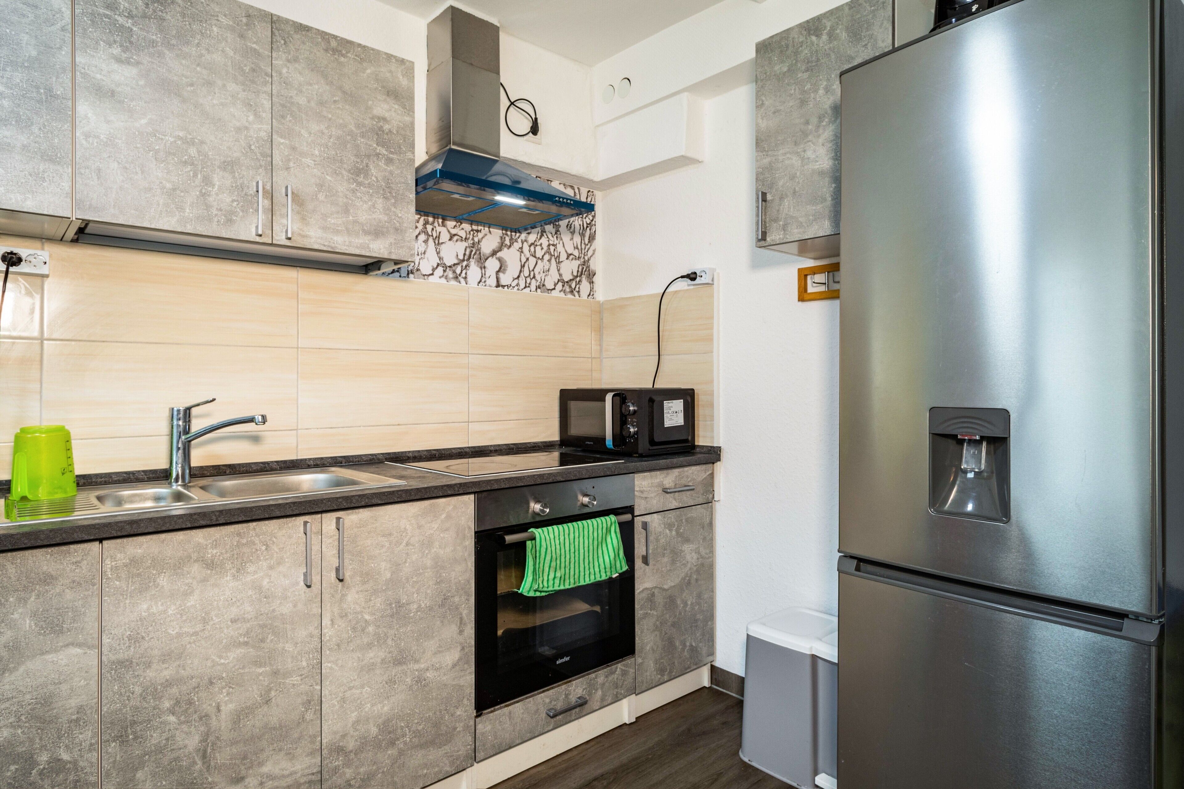 Kylskåp, mikrovågsugn, ugn och spishäll