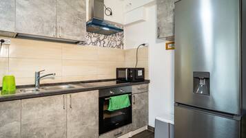 KylskÄp, mikrovÄgsugn, ugn och spishÀll