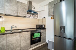 Frigorifero, microonde, forno, piano cottura