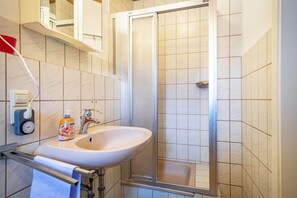 Shower, free toiletries, hair dryer, towels - Holiday Apartment 'Nguyen Und Le 2' with Wi-Fi (Neukirch)
