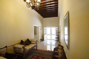 En 28-tommers LED-TV med kabel-kanaler samt TV