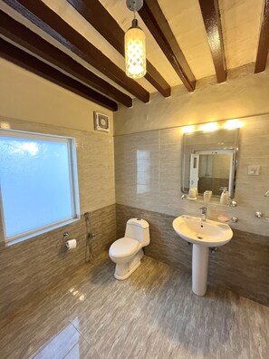 Deluxe Room | Bathroom | Shower, slippers, towels