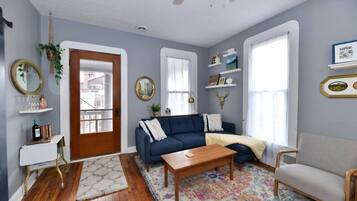 Een smart-tv en boeken