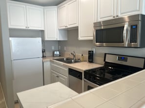 Microwave, stovetop, dishwasher, cookware/dishes/utensils - Coachella/ Stagecoach Festival Getaway (Coachella)