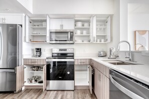 Refrigerador, microondas, horno, lavavajillas