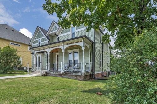 Ross & Ashley's Retreat (117 Marion St, #4)